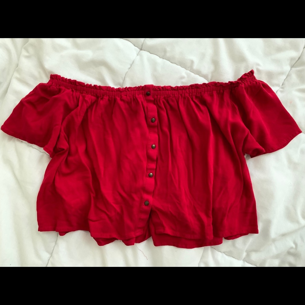 OFF THE SHOULDER FLOWY CROP TOP